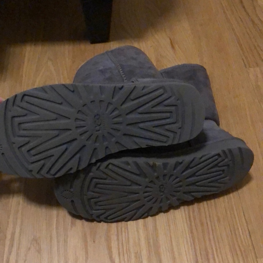 Grey, uggs - Picture 3 of 6